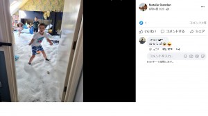 自分たちで作り上げた銀世界に大興奮（画像は『Natalie Standen　2022年6月14日付Facebook「Um ... help????」』のスクリーンショット）