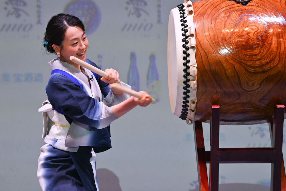 叩きながら笑顔も　浅田真央