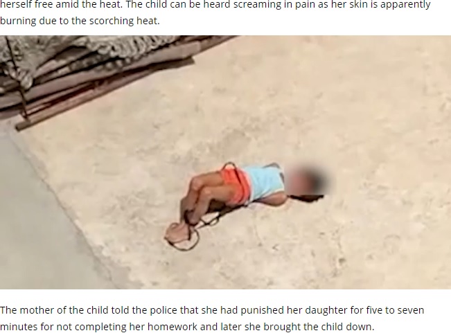 体をもぞもぞさせて泣き叫ぶ女児（画像は『India Today　2022年6月8日付「Delhi woman ties daughter on roof in scorching heat for not doing homework | Video」（Photo: India Today）』のスクリーンショット）