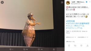 『映画 えんとつ町のプペル』の舞台挨拶をする西野亮廣（画像は『【公式】『映画 えんとつ町のプペル』Blu-ray＆DVD発売中　2021年10月31日付Twitter「舞台挨拶の残り時間は…あと5分」』のスクリーンショット）