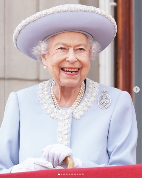 新たなホスピスにサプライズ訪問したエリザベス女王（画像は『The Royal Family　2022年6月3日付Instagram「Thank you for a wonderful first day of the ＃PlatinumJubilee Celebration Weekend!」』のスクリーンショット）