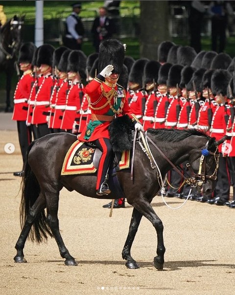 馬上で敬礼するチャールズ皇太子（画像は『The Royal Family　2022年6月2日付Instagram「Thank you for a wonderful first day of the ＃PlatinumJubilee Celebration Weekend!」』のスクリーンショット）