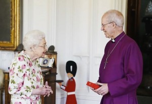 新たな髪型でカンタベリー大主教と対面したエリザベス女王（画像は『The Royal Family　2022年6月21日付Instagram「Today at Windsor Castle, The Queen received the Archbishop of Canterbury ＠justinwelby for an Audience.」』のスクリーンショット）