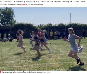 競技に参加した母親たち（画像は『The Daily Star　2022年6月21日付「Mortified mum moons entire crowd after faceplanting during parents’ race at sports day」（Image: SWNS）』のスクリーンショット）