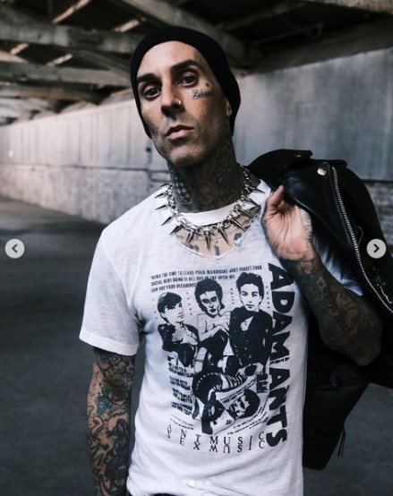 膵炎で入院したことが明らかになったトラヴィス・バーカー（画像は『travisbarker　2021年10月26日付Instagram「scorpio season」』のスクリーンショット）