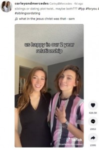 よく似た2人（画像は『Carley＆Mercedes　2022年6月19日付TikTok「siblings or dating plot twist.」』のスクリーンショット）