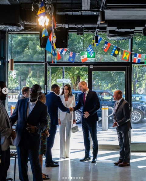 「ブリクストン・ハウス」で歓迎を受ける夫妻（画像は『Duke and Duchess of Cambridge　2022年6月22日付Instagram「This morning we visited ELEVATE, an innovative youth programme which aims to open up the creative and cultural sector to every young person in the Borough of Lambeth in South London.」』のスクリーンショット）