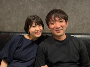 矢端名結と酒井健太（画像は『矢端名結（フリーアナウンサー）　2022年5月17日付Instagram「結婚祝いで、素敵な方にご飯連れていってもらいました」』のスクリーンショット）