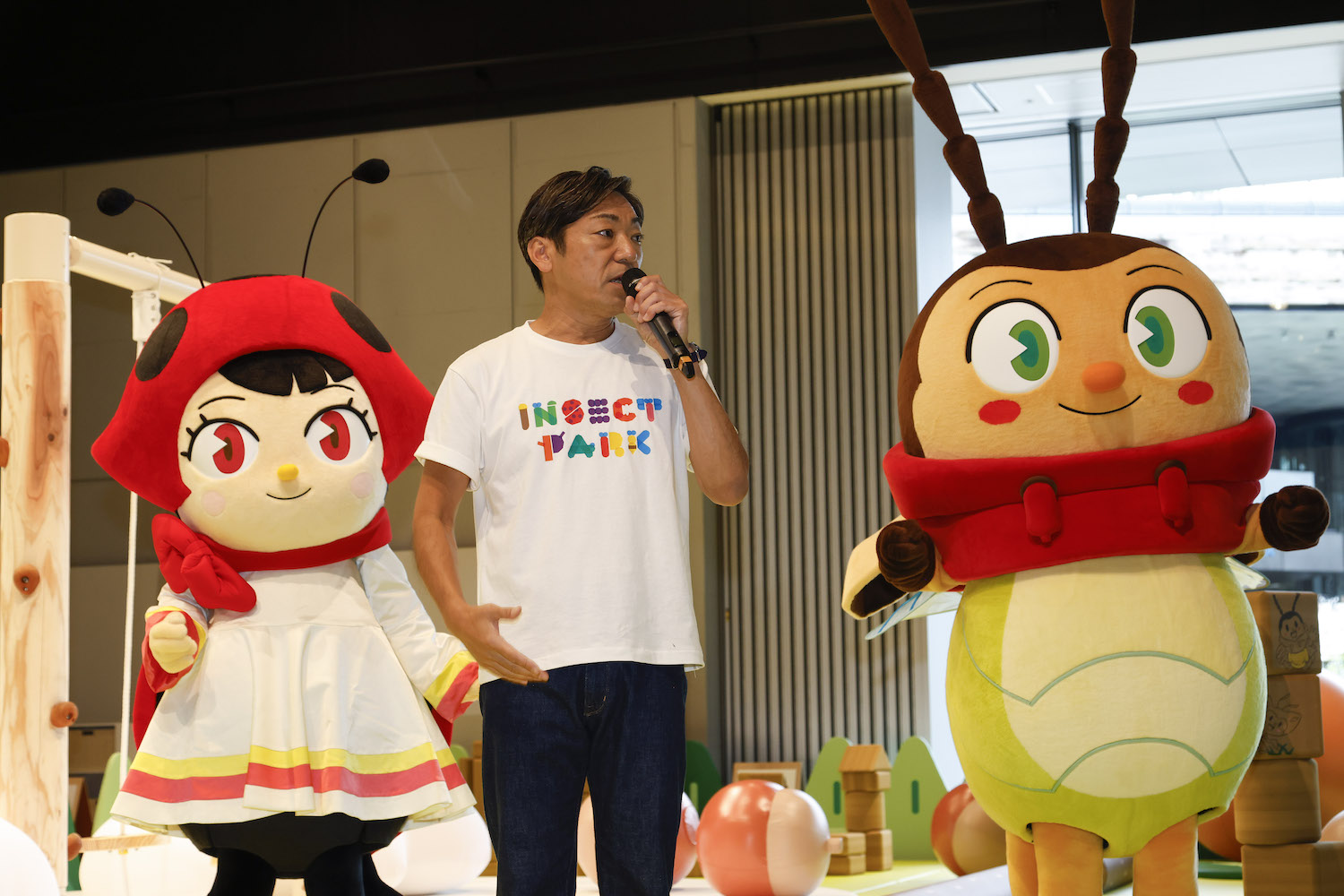 『INSECT PARK（インセクトパーク）』オープニング記念イベントに出席した香川照之（左はナナホシテントウの“ミア”、右はヒメボタルの“アダム”）