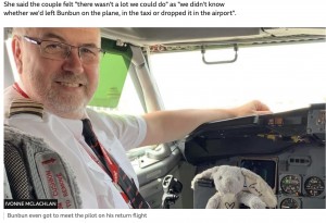 コックピットでパイロットと記念撮影するブンブン（画像は『BBC News 2022年7月8日付「Lost in Palma: Airline reunites Wakefield boy with soft toy」（IVONNE MCLACHLAN）』のスクリーンショット）