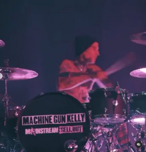 マシン・ガン・ケリーのライブでプレイするトラヴィス・バーカー（画像は『travisbarker　2022年7月15日付Instagram「LA with my brother ＠machinegunkelly」』のスクリーンショット）