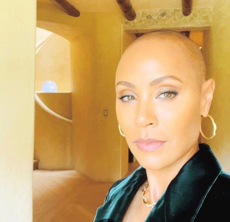 ウィル・スミスが心から愛する妻ジェイダ・ピンケット＝スミス（画像は『Jada Pinkett Smith　2022年5月1日付Instagram「Smile within your heart and be reminded that life is a gift and so are you」』のスクリーンショット）