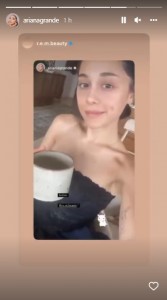 貴重なノーメイク姿を披露したアリアナ（画像は『Ariana Grande　2022年7月26日付Instagram』のスクリーンショット）