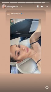 自身がプロデュースするコスメアイテムでメイクしたアリアナ（画像は『Ariana Grande　2022年7月26日付Instagram』のスクリーンショット）