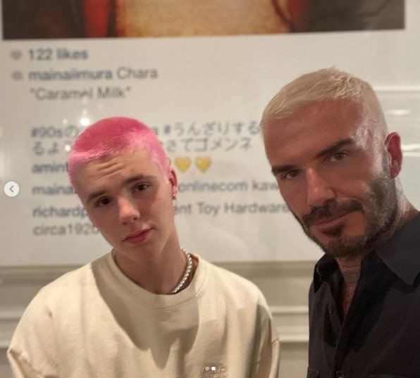 昨年7月、髪型をイメチェンしたクルスとデヴィッド（画像は『David Beckham　2021年7月16日付Instagram「Sometimes the boys need reminding who did it first in the 90’s」』のスクリーンショット）
