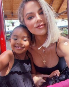 愛娘トゥルーちゃんと寄り添うクロエ（画像は『Khloé Kardashian　2022年6月21日付Instagram「My most favorite girl」』のスクリーンショット）