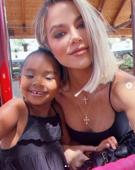 愛娘トゥルーちゃんと寄り添うクロエ（画像は『Khloé Kardashian　2022年6月21日付Instagram「My most favorite girl」』のスクリーンショット）