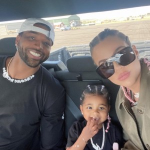 トリスタンとトゥルーちゃん、クロエの親子3人（画像は『Tristan Thompson　2022年6月28日付Instagram「Happy birthday ＠khloekardashian」』のスクリーンショット）