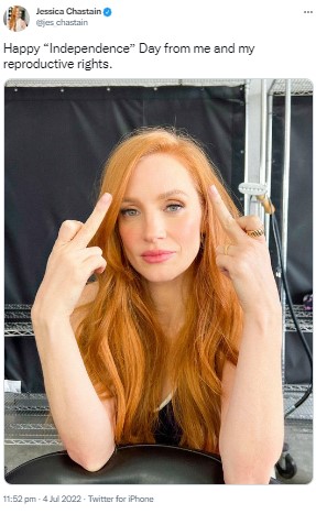 2本の中指を立てて抗議したジェシカ・チャステイン（画像は『Jessica Chastain　2022年7月4日付Twitter「Happy “Independence” Day from me and my reproductive rights.」』のスクリーンショット）