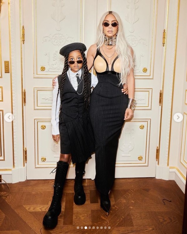 お揃いのノーズピアスをつけたノースちゃんとキム（画像は『Kim Kardashian　2022年7月8日付Instagram「JEAN PAUL GAULTIER COUTURE SHOW」』のスクリーンショット）