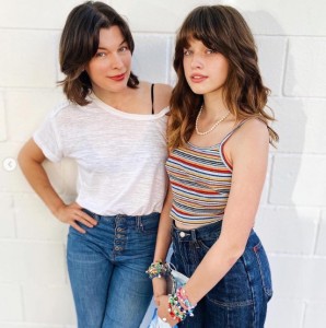 ミラ・ジョヴォヴィッチと長女エヴァーさん（画像は『Milla Jovovich　2021年10月16日付Instagram「New mommy/daughter haircuts by our amazing girl ＠stizzyho at her new salon ＠cutlerwesthollywood!!」』のスクリーンショット）