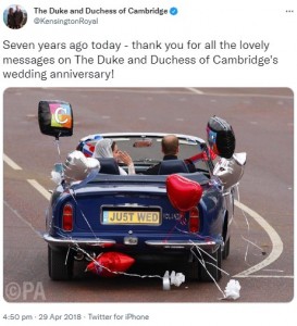 チャールズ皇太子の愛車に乗るウィリアム王子とキャサリン妃（画像は『Kensington Palace　2018年4月29日付Twitter「Seven years ago today ― thank you for all the lovely messages on The Duke and Duchess of Cambridge’s wedding anniversary!』のスクリーンショット）
