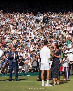 ジョコビッチ選手に優勝トロフィーを贈呈するキャサリン妃（画像は『Duke and Duchess of Cambridge　2022年7月10日付Instagram「Another year, another incredible tournament here ＠wimbledon.」』のスクリーンショット）