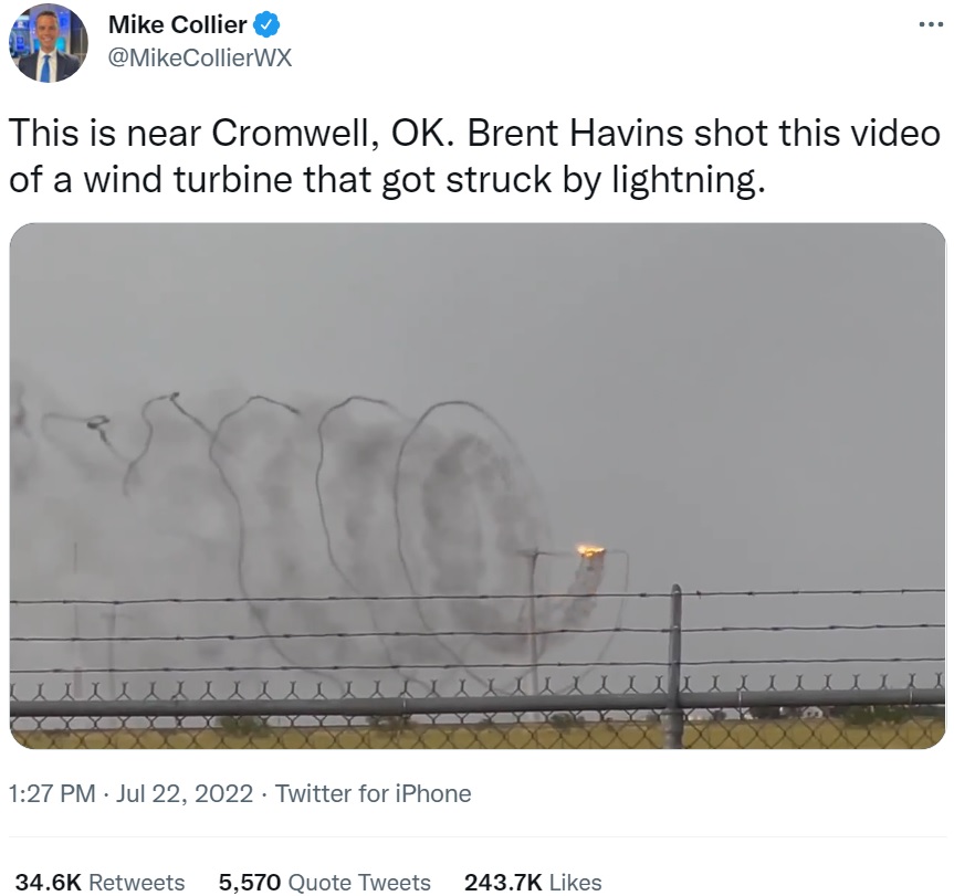 雷を受けた直後に煙を上げ始めた風力発電機（画像は『Mike Collier　2022年7月22日付Twitter「This is near Cromwell, OK.」』のスクリーンショット）