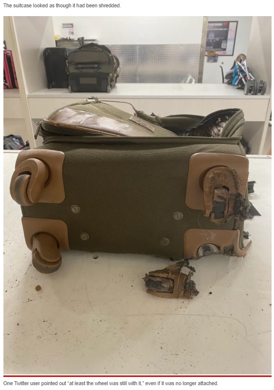 キャスターもご覧の通り（画像は『New York Post　2022年7月7日付「Woman shocked suitcase destroyed on Delta flight: ‘Did the plane crash?’」（Twitter/moosechildd）』のスクリーンショット）