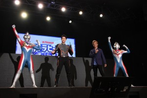 『ウルトラヒーローズEXPO 2022 サマーフェスティバル IN 池袋・サンシャインシティ』オープニングセレモニーに登場した松本大輝とつるの剛士