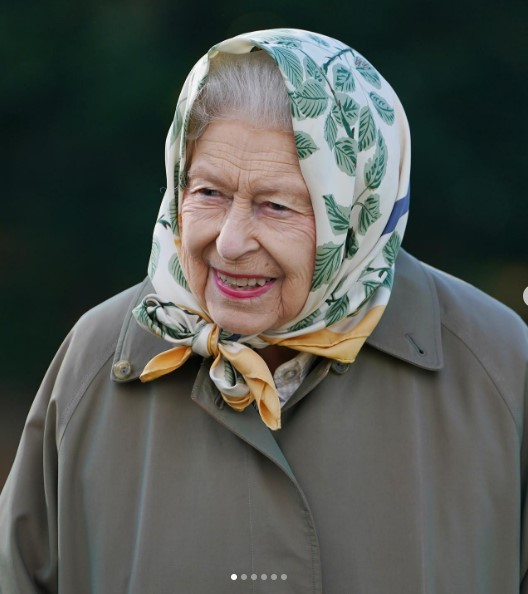 控え目な装いのエリザベス女王（画像は『The Royal Family　2021年10月1日付Instagram「Today The Queen and The Duke of Rothesay welcomed local schoolchildren onto the Balmoral Estate to mark the start of the ＠QueensGreenCanopy tree planting season in the UK.」』のスクリーンショット）