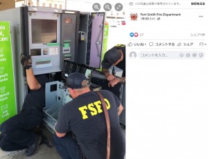 狭い場所に入り込んだ子猫を救出する消防隊員（画像は『Fort Smith Fire Department　2022年7月7日付Facebook「P-1, R-1 cat stuck in an ATM.」』のスクリーンショット）