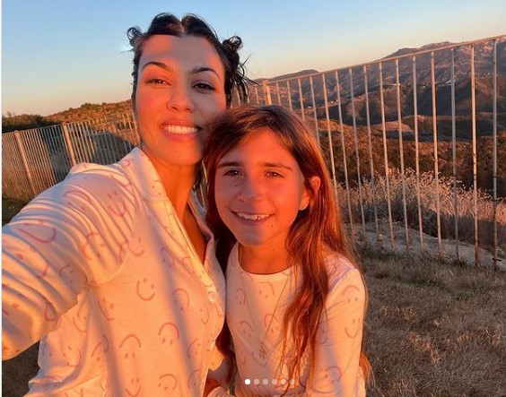 母コートニーと同様、一挙手一投足に注目が集まるペネロペちゃん（画像は『Kourtney Kardashian Barker　2022年7月11日付Instagram「I feel so blessed to be the mommy of this little lady.」』のスクリーンショット）