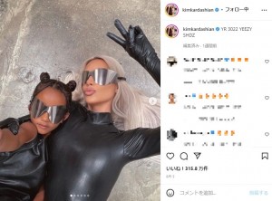 カニエのブランド「YEEZY」のサングラスでポーズを決めたキムとシカゴちゃん（画像は『Kim Kardashian　2022年8月4日付Instagram「YR 3022 YEEZY SHDZ」』のスクリーンショット）