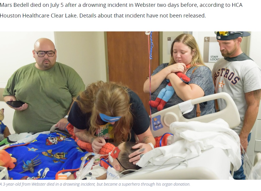 最期のお別れをする家族（画像は『Click2Houston　2022年7月15日付「Mars is a superhero: 3-year-old celebrated for life-saving organ donations after drowning in Webster」』のスクリーンショット）