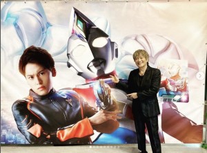 『ウルトラマンデッカー』と影山ヒロノブ（画像は『Hironobu Kageyama　2022年8月26日付Instagram「When I became an elementary school student, Ultraman was started!」』のスクリーンショット）