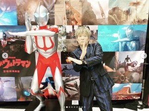 ポーズを取る影山ヒロノブ（画像は『Hironobu Kageyama　2022年8月26日付Instagram「When I became an elementary school student, Ultraman was started!」』のスクリーンショット）