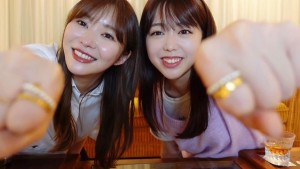 指原莉乃と峯岸みなみ（画像は『峯岸みなみ Minami Minegishi　2021年9月27日付Instagram「さしみぃ両方のチャンネルでコラボ動画アップされました！」』のスクリーンショット）