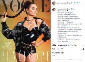 スペイン版『VOUGE』の表紙を飾ったペネロペ・クルス（画像は『Penélope Cruz　2022年8月25日付Instagram「New ＠voguespain」』のスクリーンショット）