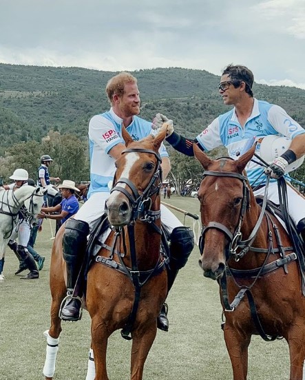 同じチームで出場したヘンリー王子とフィゲラス選手（画像は『Ignacio Figueras　2022年8月25日付Instagram「What a blessing to be able to do what you love,」』のスクリーンショット）