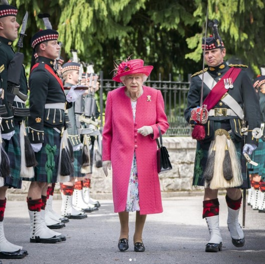 昨年、バルモラル城の歓迎式典に出席したエリザベス女王（画像は『The Royal Family　2021年8月9日付Instagram「The Queen has arrived at Balmoral Castle for her summer break.」』のスクリーンショット）