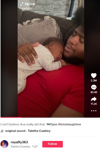 生まれたばかりの娘を胸に抱く父親（画像は『Tabitha Coakley　2022年7月27日付TikTok「I can’t believe Ava really did that」』のスクリーンショット）