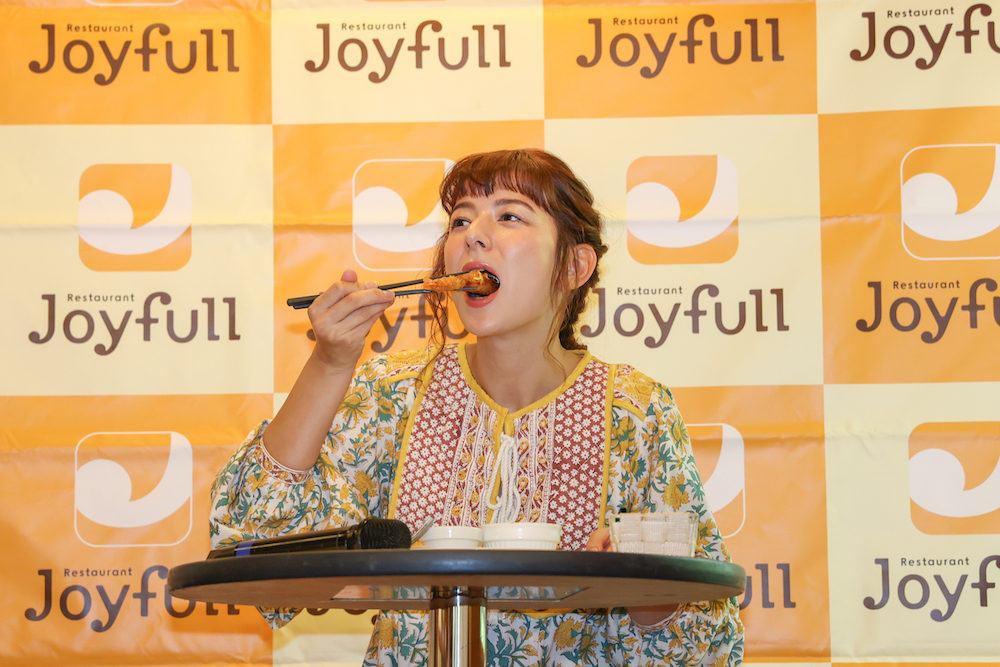 イベントで新メニューを試食するスザンヌ