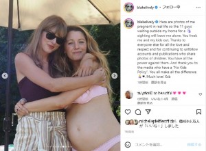 親友テイラー・スウィフトと水着姿のブレイク・ライブリー（画像は『Blake Lively　2022年9月17日付Instagram「Here are photos of me pregnant in real life so the 11 guys waiting outside my home for a sighting will leave me alone.」』のスクリーンショット）