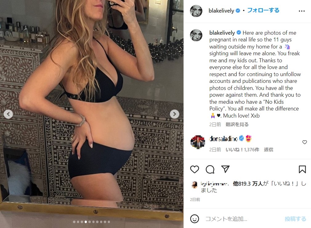 横からお腹の大きさを確認するブレイク・ライブリー（画像は『Blake Lively　2022年9月17日付Instagram「Here are photos of me pregnant in real life so the 11 guys waiting outside my home for a sighting will leave me alone.」』のスクリーンショット）