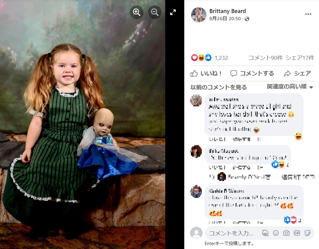 フォトブースでクロエと一緒に写るブライアーちゃん（画像は『Brittany Beard　2022年8月26日付Facebook「This is what it looks like when you take your 3 year old to the Spirit Halloween store and she absolutely insists on buying the creepiest baby doll you’ve ever set eyes on.」』のスクリーンショット）