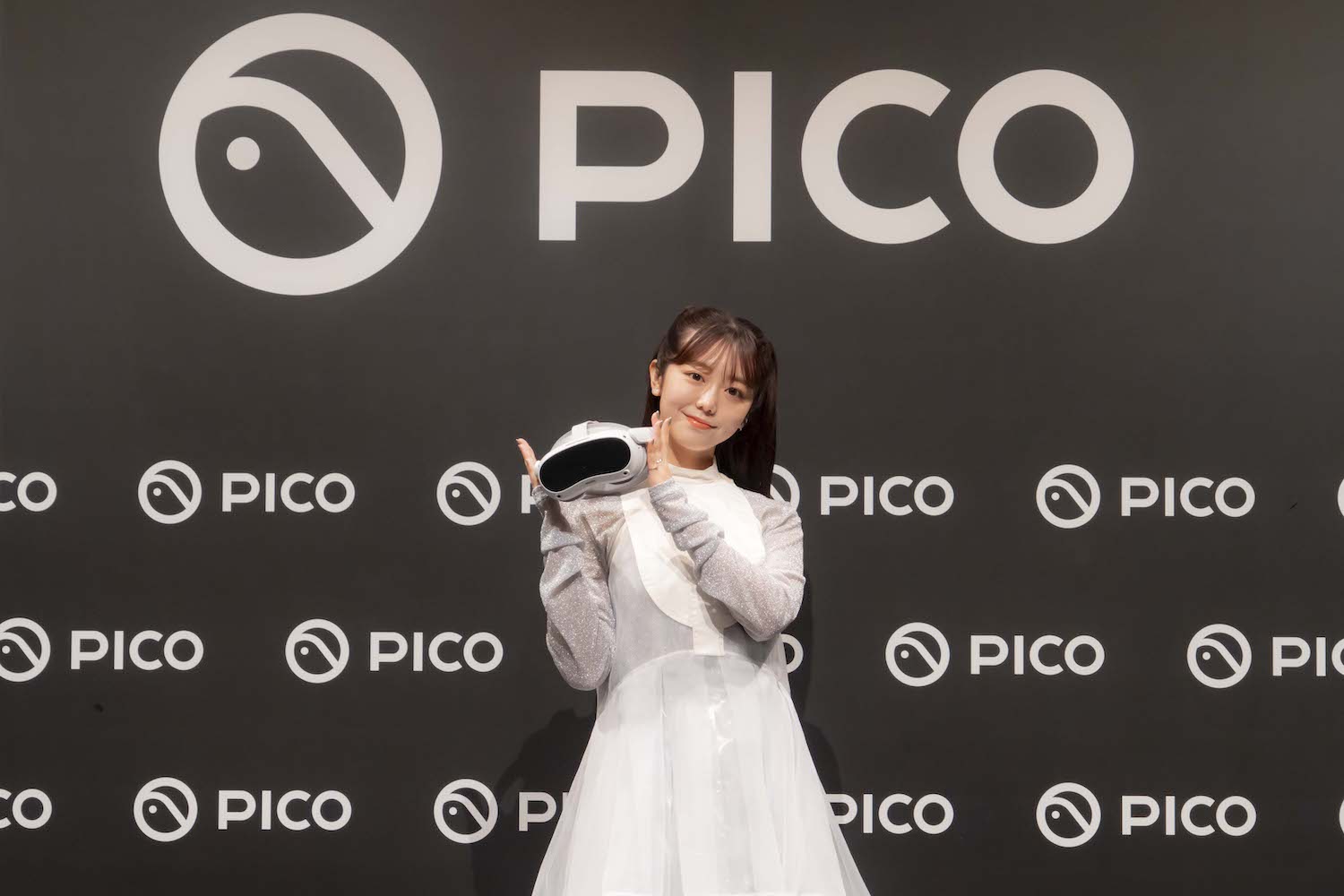 ワイヤレスVRヘッドセット「PICO」の新製品発表会に出席した峯岸みなみ