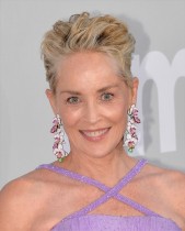 【イタすぎるセレブ達】シャロン・ストーン、全身フリルのドレスでレッドカーペットに登場　「この上ない素晴らしさ！」ファン絶賛