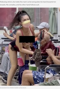 胸を触らせる女性（画像は『Mothership.SG　2022年9月10日付「Taiwan veteran home ‘deeply regrets’ Mid-Autumn Festival event where woman performs steamy dance for elderly resident」（Screenshot from Shäkirä Isäbël via Facebook）』のスクリーンショット）