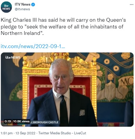 ヒルズバラ城で演説するチャールズ国王（画像は『ITV News　2022年9月13日付Twitter「King Charles III has said he will carry on the Queen’s pledge to “seek the welfare of all the inhabitants of Northern Ireland”.」』のスクリーンショット）